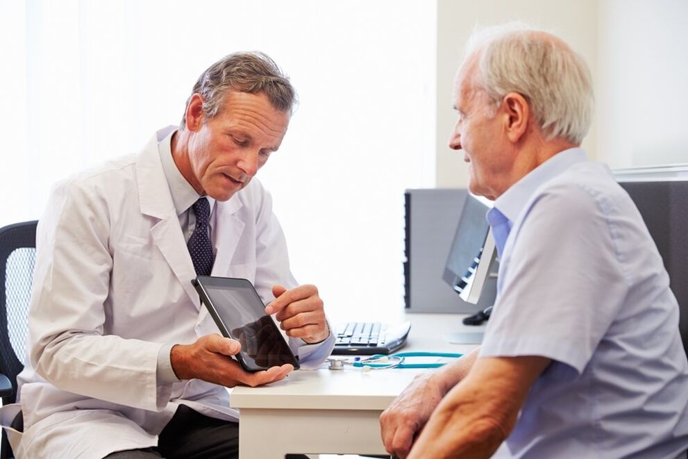 Paciente con prostatite á cita dun médico para un médico