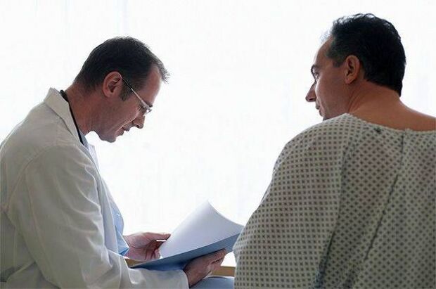 O médico prescribe ao paciente un medicamento para a prostatite
