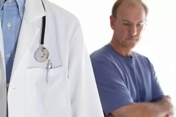 Un home con síntomas de prostatite crónica debe ver un urólogo
